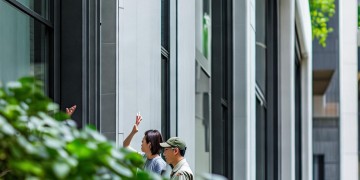 楼上业主泡水问题物业管吗？